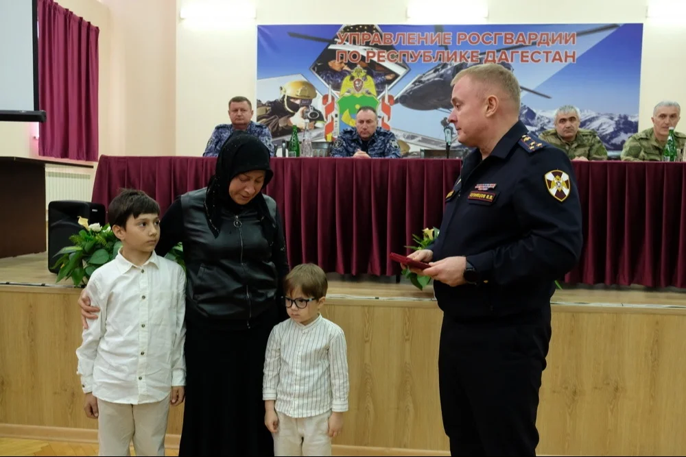 Орден Мужества погибшего на СВО росгвардейца Рамазана Магомедова передали его родным в Дагестане