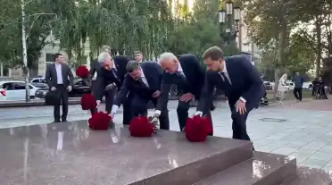 В Махачкале состоялась церемония возложения цветов к памятникам Расула Гамзатова и Магомедали Магомедова