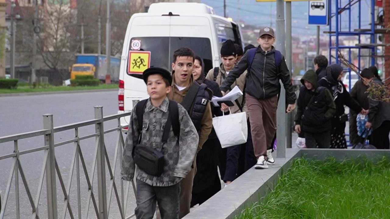 Первая группа школьников из ПВР отправилась в детские лагеря