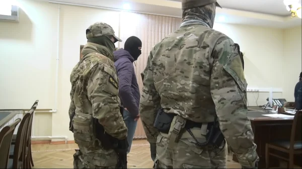 Экс-помощник прокурора Каспийска осужден на 9 лет за взятки и мошенничество
