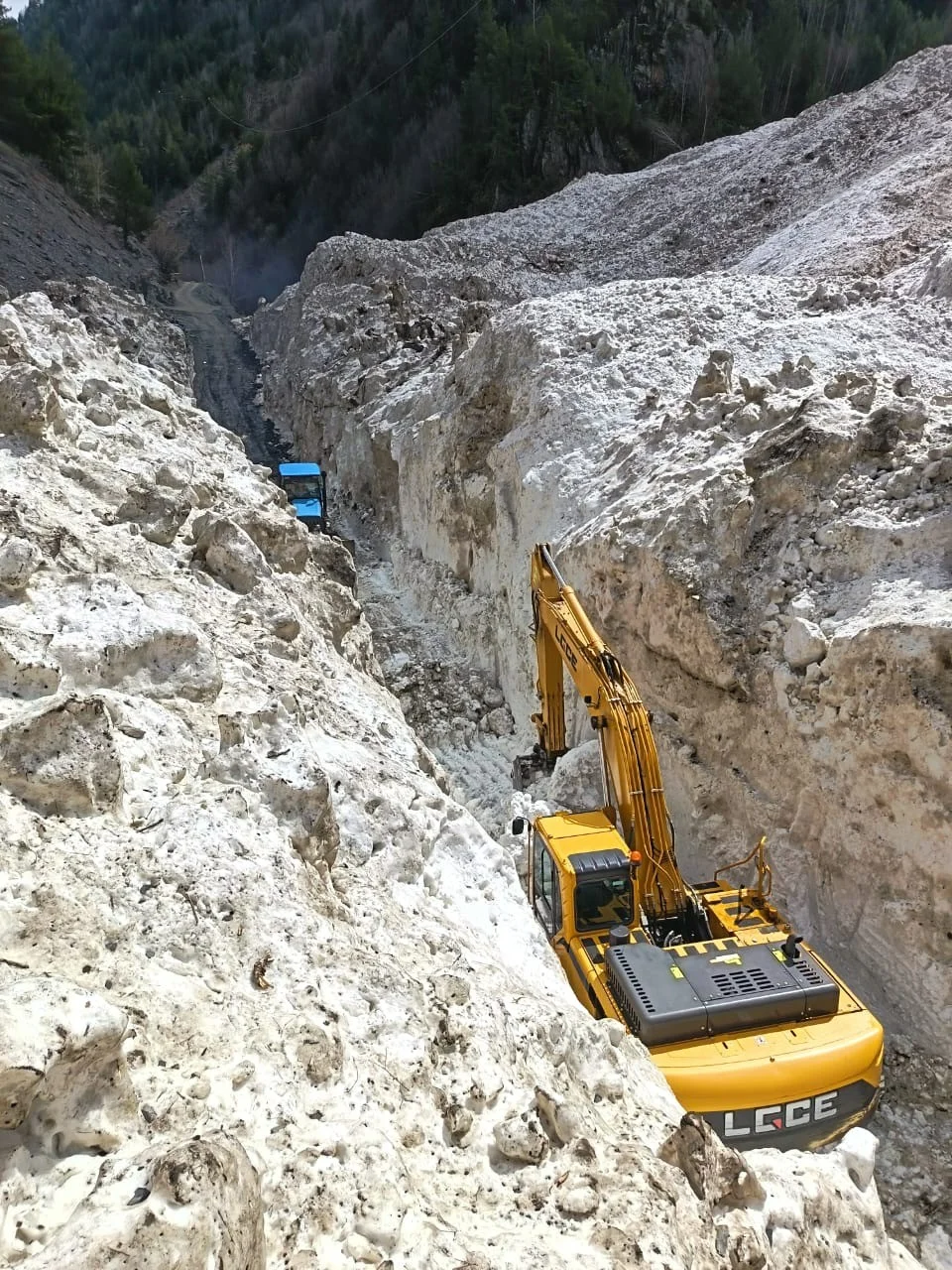 В Тляратинском районе восстановили дорогу после обильных снегопадов и сходов лавин