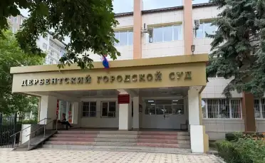 Автомобилиста в Дербенте наказали за экстремистскую эмблему на багажнике