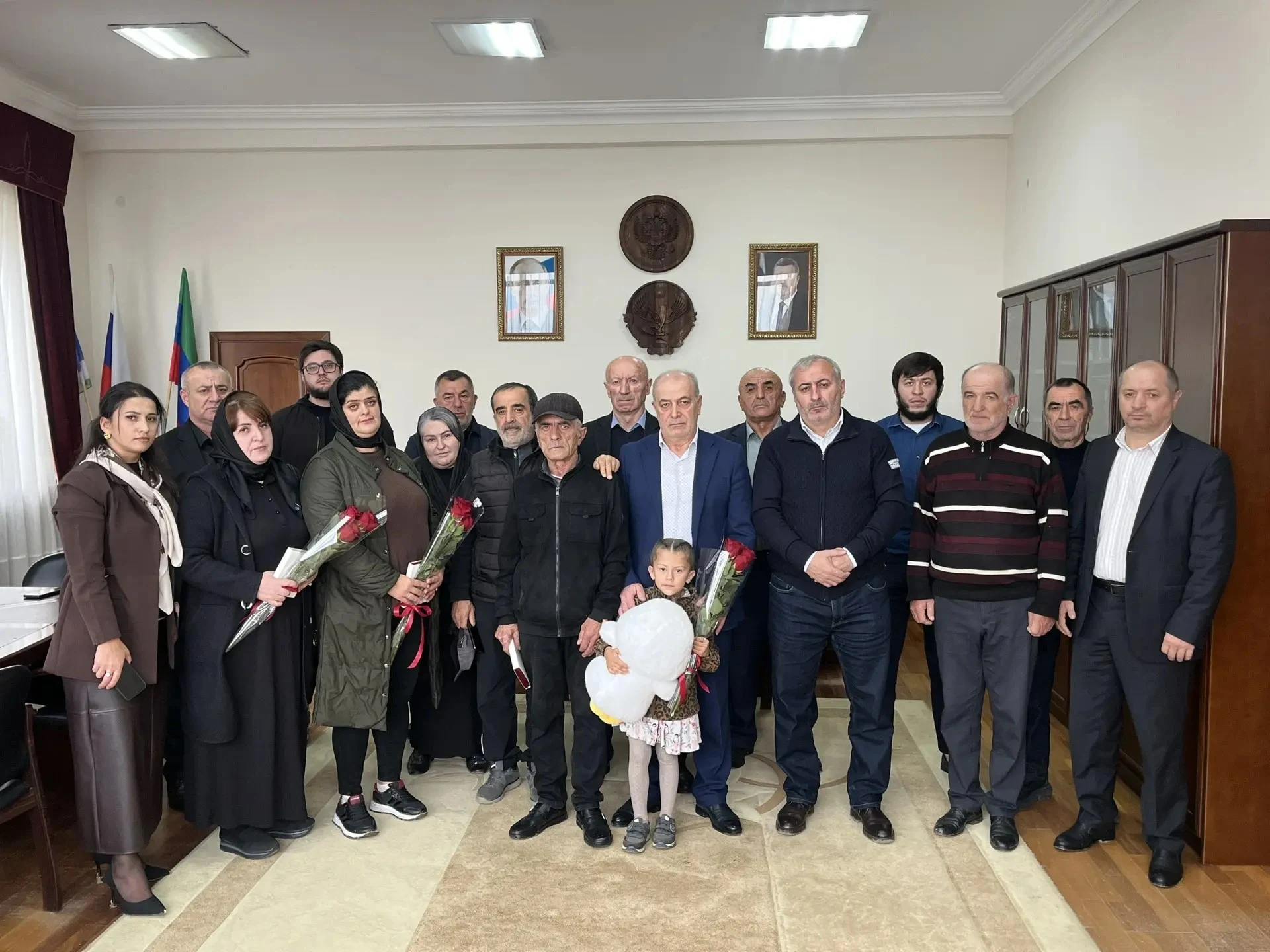 В Дахадаевском районе семьям погибших участников СВО вручили ордена Мужества и Георгиевский крест IV степени