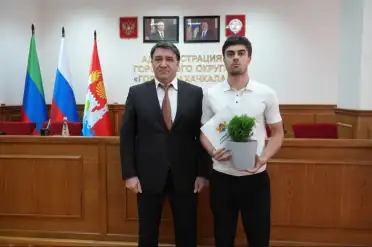 Мэр Махачкалы вручил документы на земельные участки 47 участникам СВО