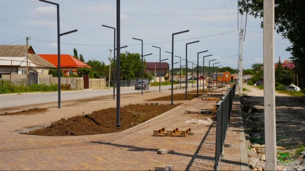 В Хасавюрте продолжается реконструкция аллеи на одной из городских улиц