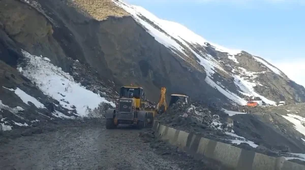 Перевал Харами закрыт для проезда по ночам из-за оползней