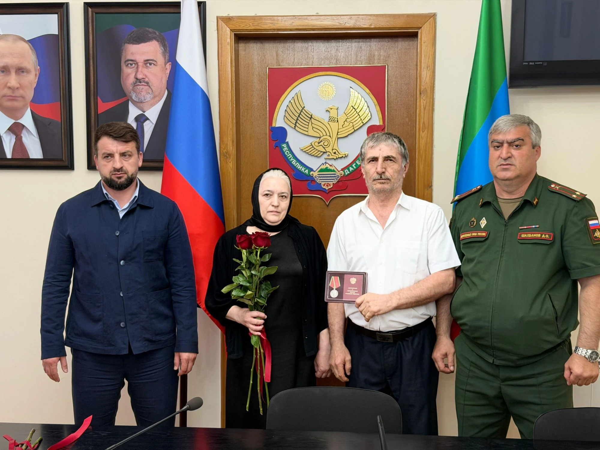 Глава Избербаша вручил родным погибших участников СВО государственные награды