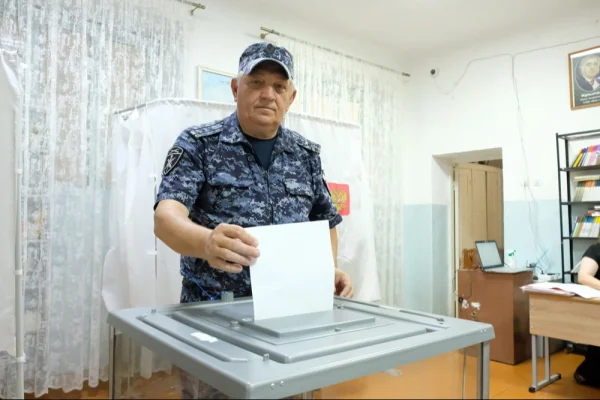 Дагестанские росгвардейцы вместе с семьями голосуют на выборах депутатов Госдумы и Народного Собрания
