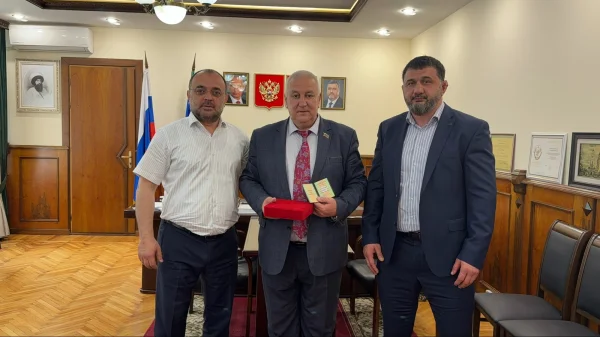 Мэр Буйнакска вручил награду «Заслуженный наставник молодежи РД» секретарю партии «Единая Россия» Абдулу Багаутдинову