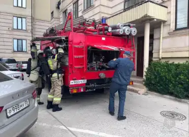 В Махачкале тушат пожар на крыше общежития медицинского колледжа