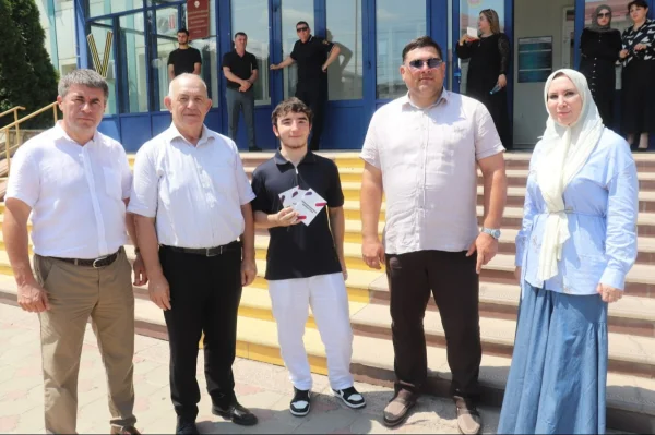 В Кизилюртовском районе День Конституции Дагестана отметили вручением первых паспортов и волонтерских книжек
