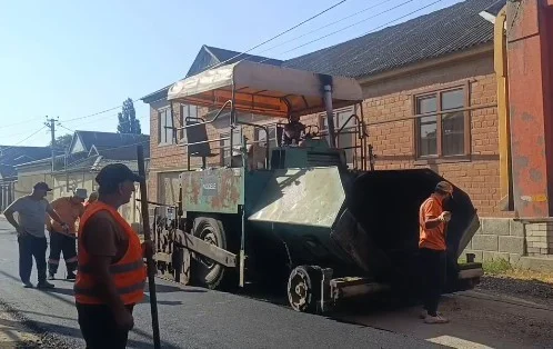 В райцентре Бабаюртовского района стартовала работа по асфальтированию дорог