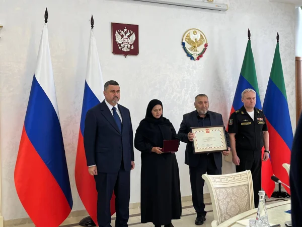 Федор Щукин передал медаль «Золотая Звезда» родным погибшего Героя России Исы Абдулхалимова