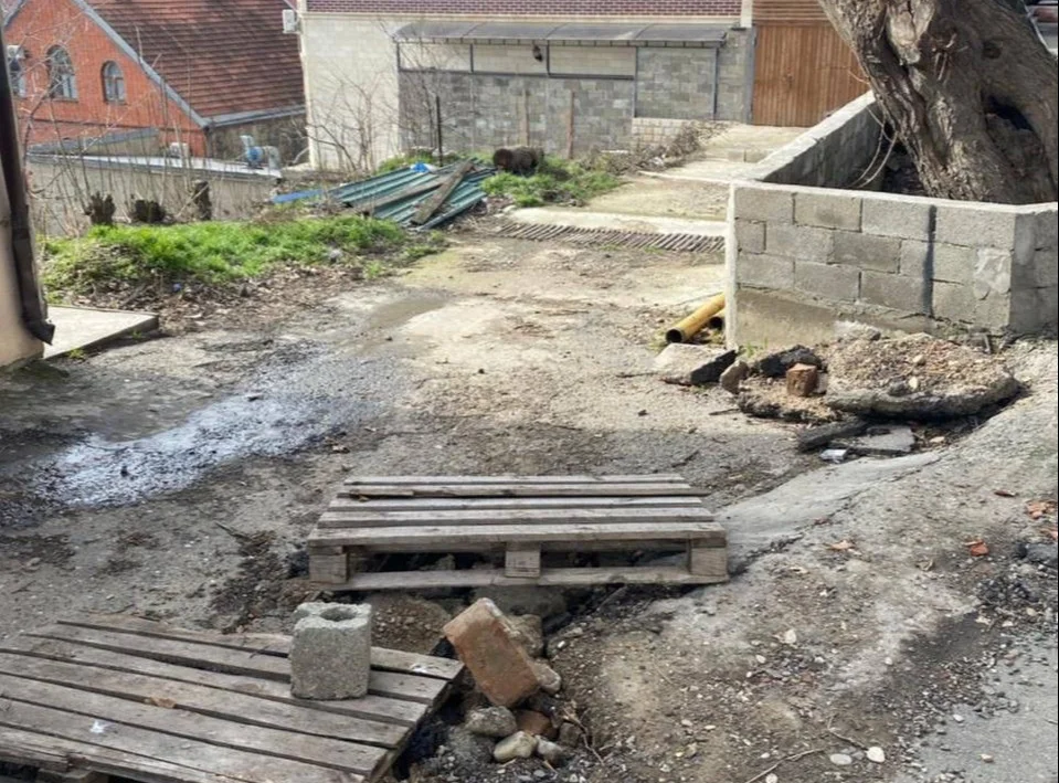 Прокуратура подала в суд на Единого оператора из-за аварийного водопровода на одной из улиц Махачкалы