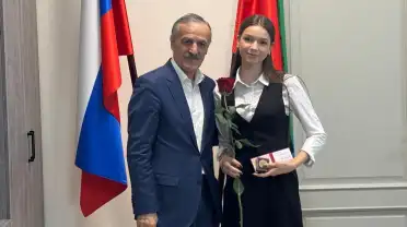 В гимназии №37 Махачкалы состоялось вручение аттестатов особого образца с участием депутата Госдумы