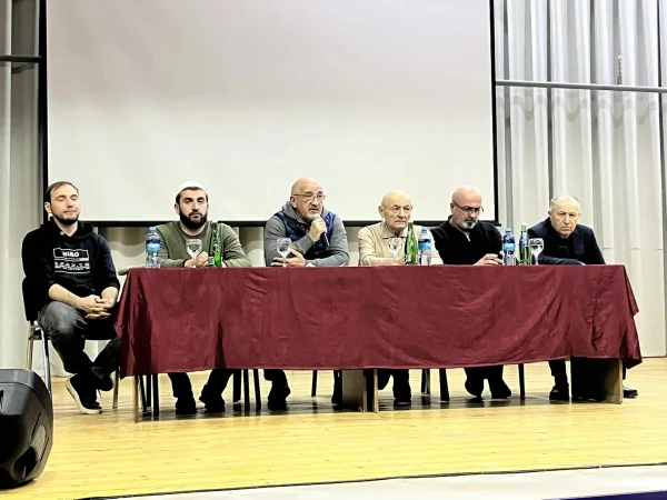 Глава Дахадаевского района встретился с пострадавшими от оползня жителями села Уркарах