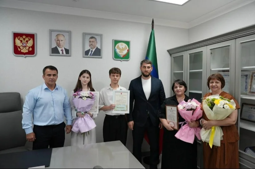 Арсен Шерифов вручил благодарственные письма стобалльникам Каспийской гимназии
