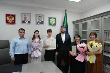 Арсен Шерифов вручил благодарственные письма стобалльникам Каспийской гимназии