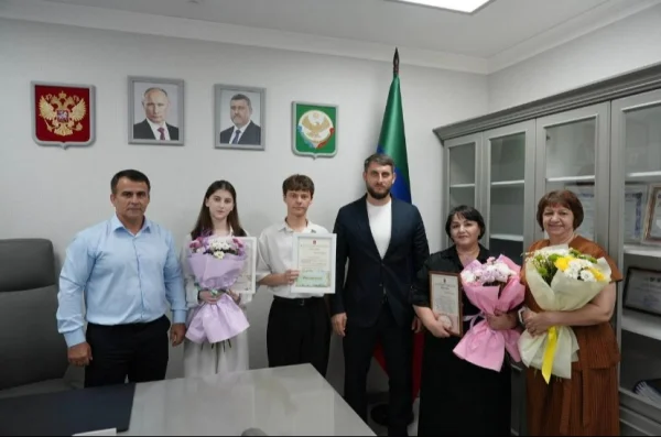 Арсен Шерифов вручил благодарственные письма стобалльникам Каспийской гимназии