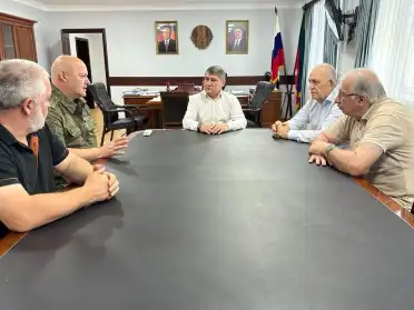 Глава Кизилюртовского района встретился с участником СВО полковником Мансуром Ашалмагомедовым