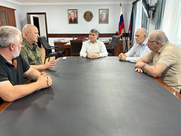 Глава Кизилюртовского района встретился с участником СВО полковником Мансуром Ашалмагомедовым