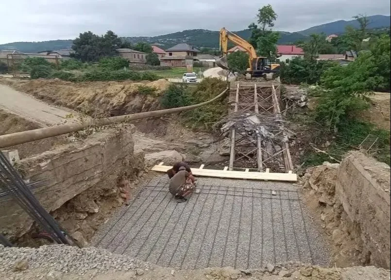 В Табасаранском районе приступили к установке временного моста вместо обрушившегося