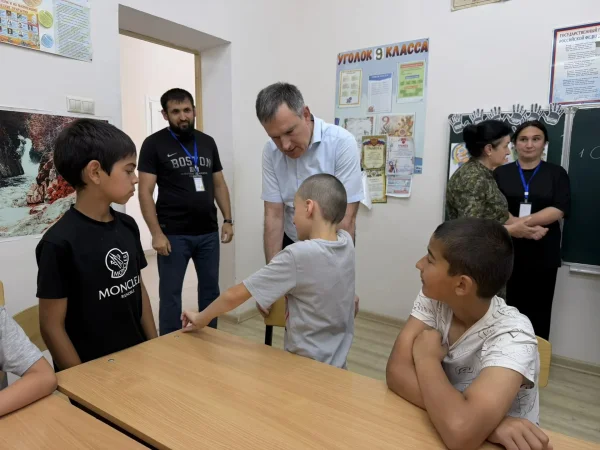 Глава Сулейман-Стальского района оценил условия отдыха детей в летних пришкольных лагерях