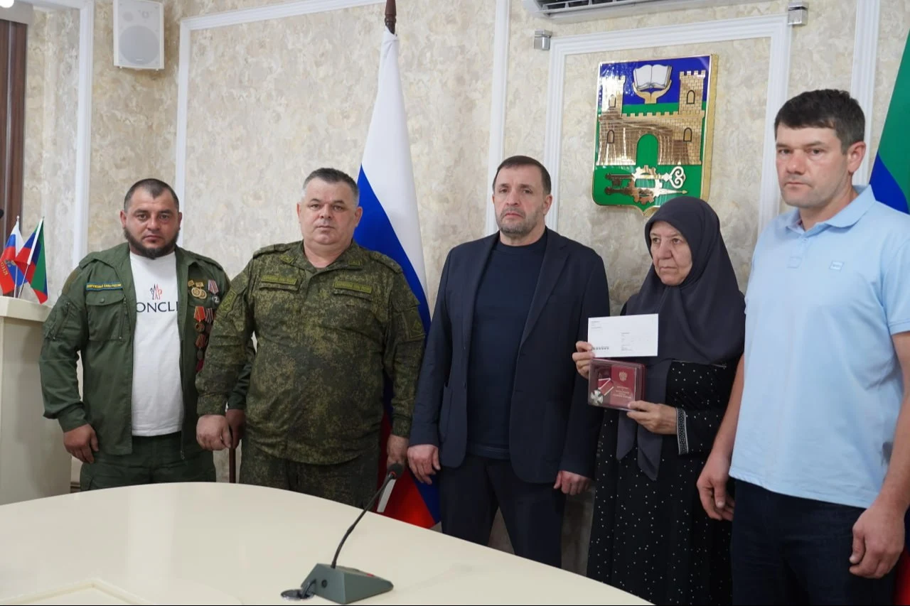 В Хасавюрте семье погибшего участника СВО Юнуса Газихмаева передали орден Мужества