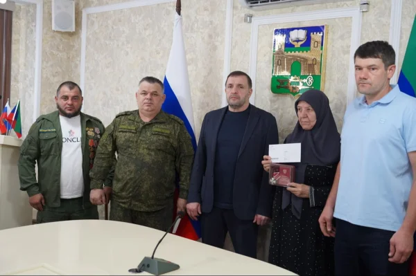В Хасавюрте семье погибшего участника СВО Юнуса Газихмаева передали орден Мужества