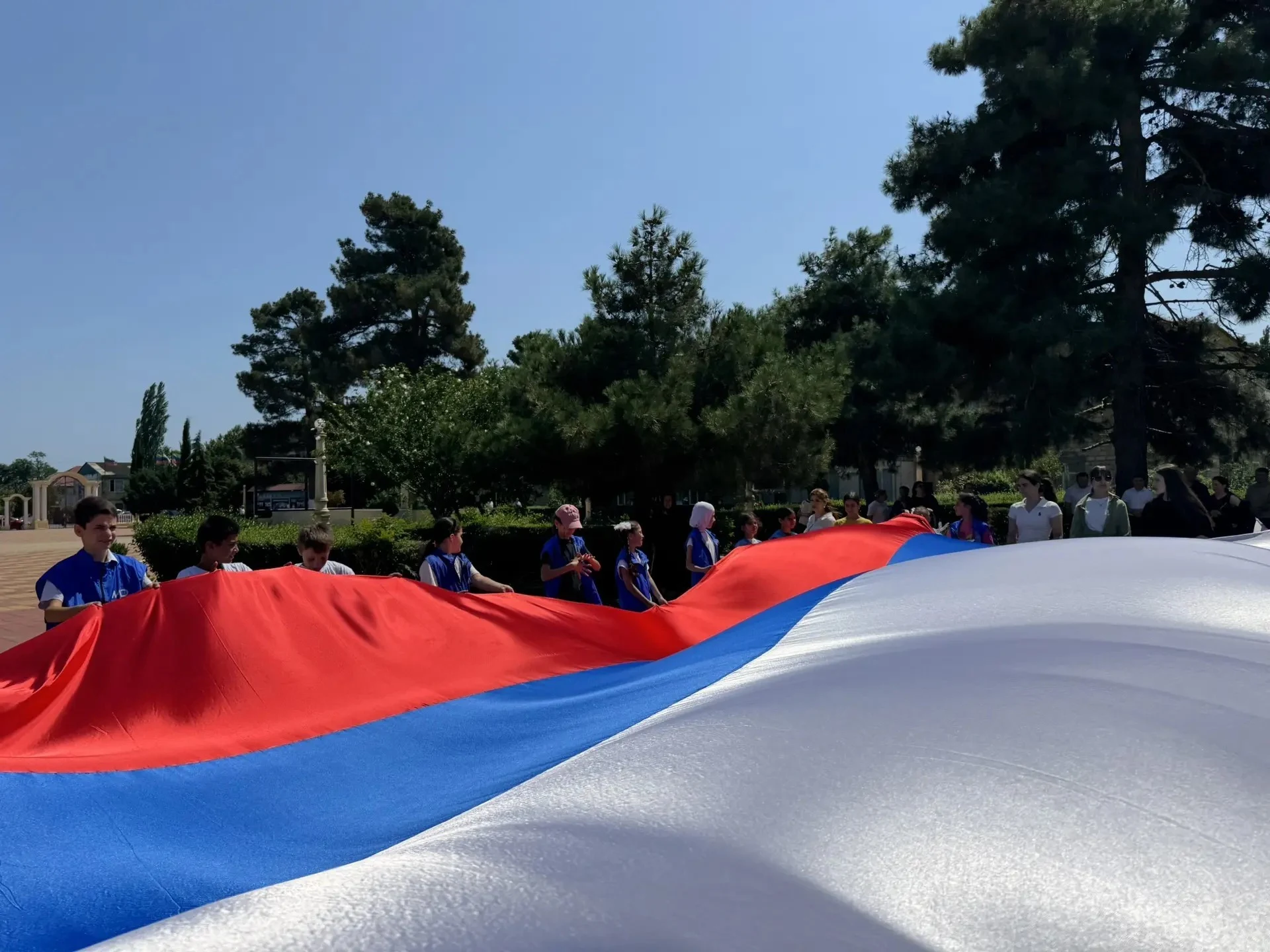 В Каякентском районе прошла патриотическая акция «Раскрытие флага России»