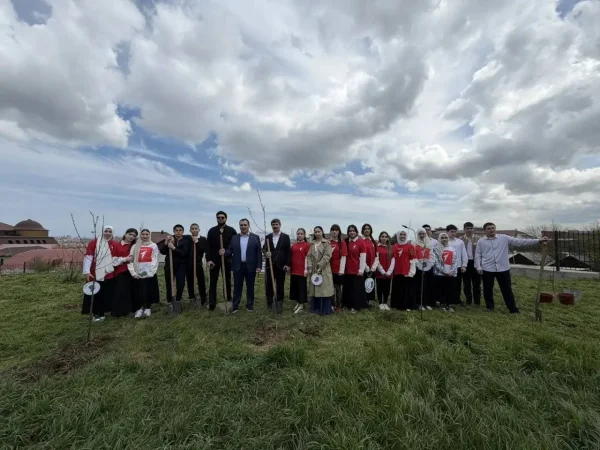 По инициативе депутата НС РД Османа Булатова в школе Махачкалы появился «Сад памяти»
