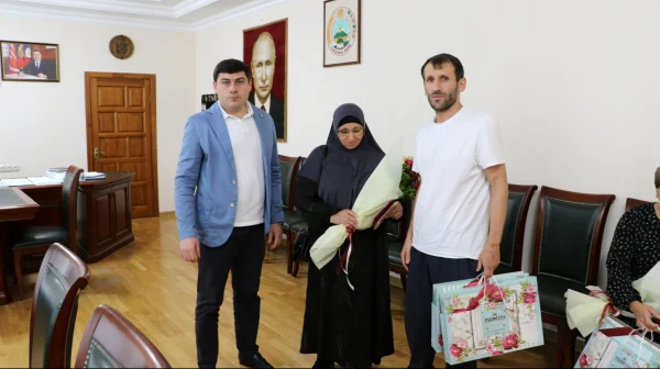Семьям погибших участников СВО из Кайтагского района передали ордена Мужества