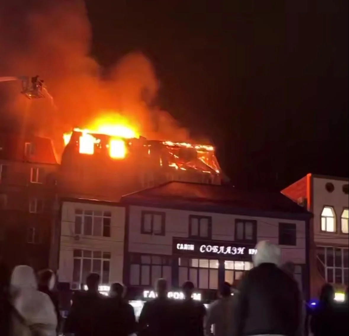 В Махачкале горит мансарда жилого многоквартирного дома