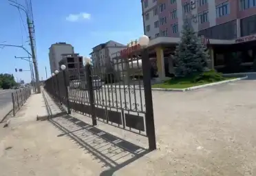 В Махачкале демонтировали незаконное ограждение частного отеля
