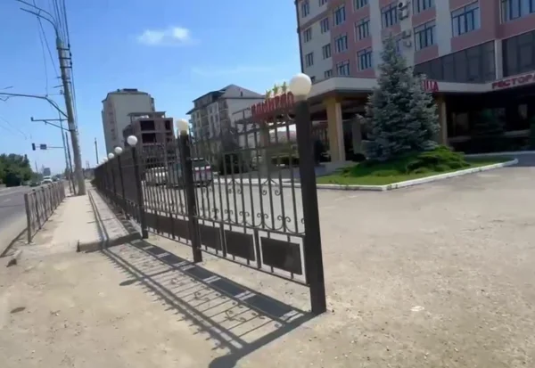 В Махачкале демонтировали незаконное ограждение частного отеля