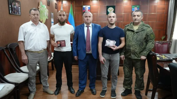 Глава Казбековского района передал госнаграды героям СВО