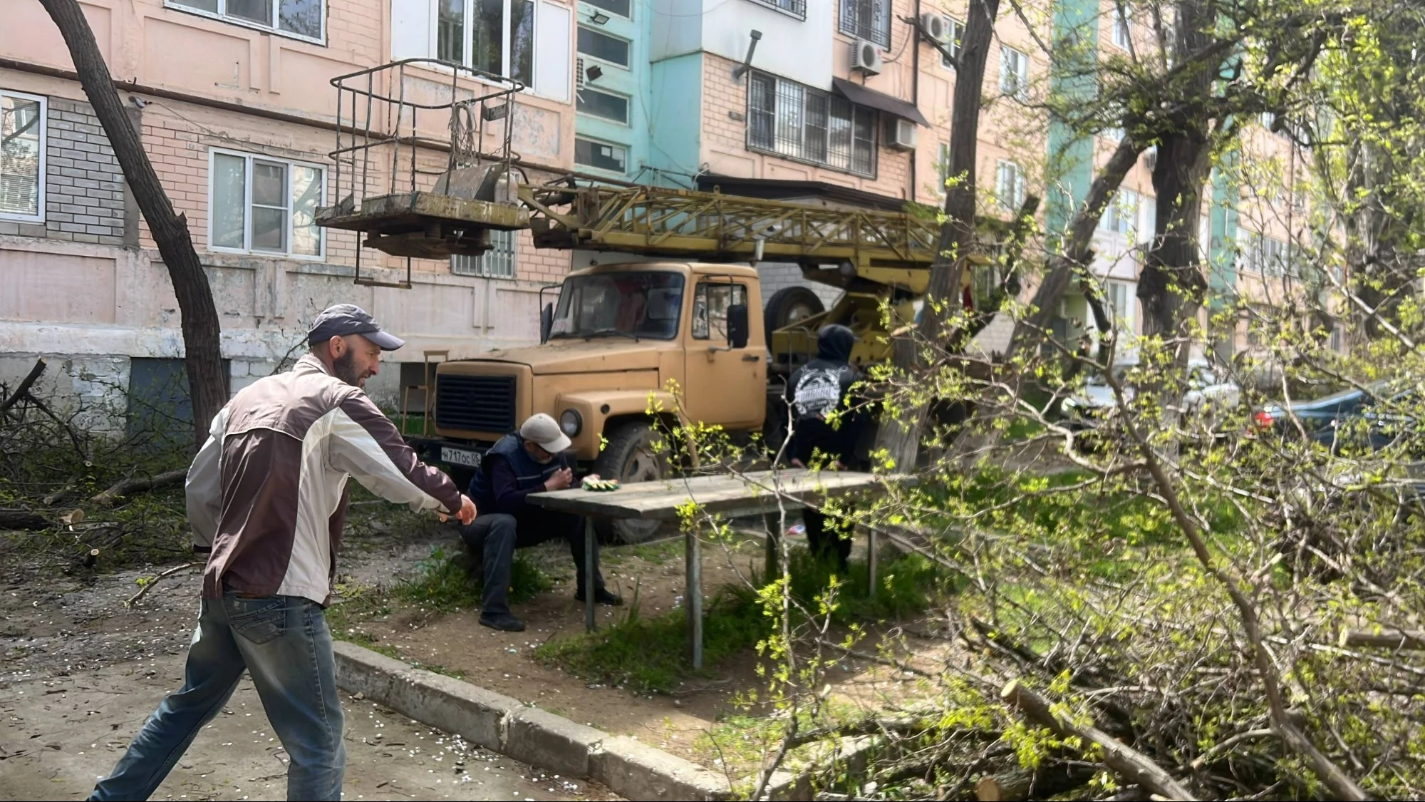 В Избербаше приступили к благоустройству дворовой территории на улице Маяковского