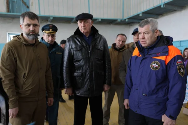 Делегация Правительства посетила пункт временного размещения и штаб приема обращений от пострадавших из-за ЧС в Дахадаевском районе