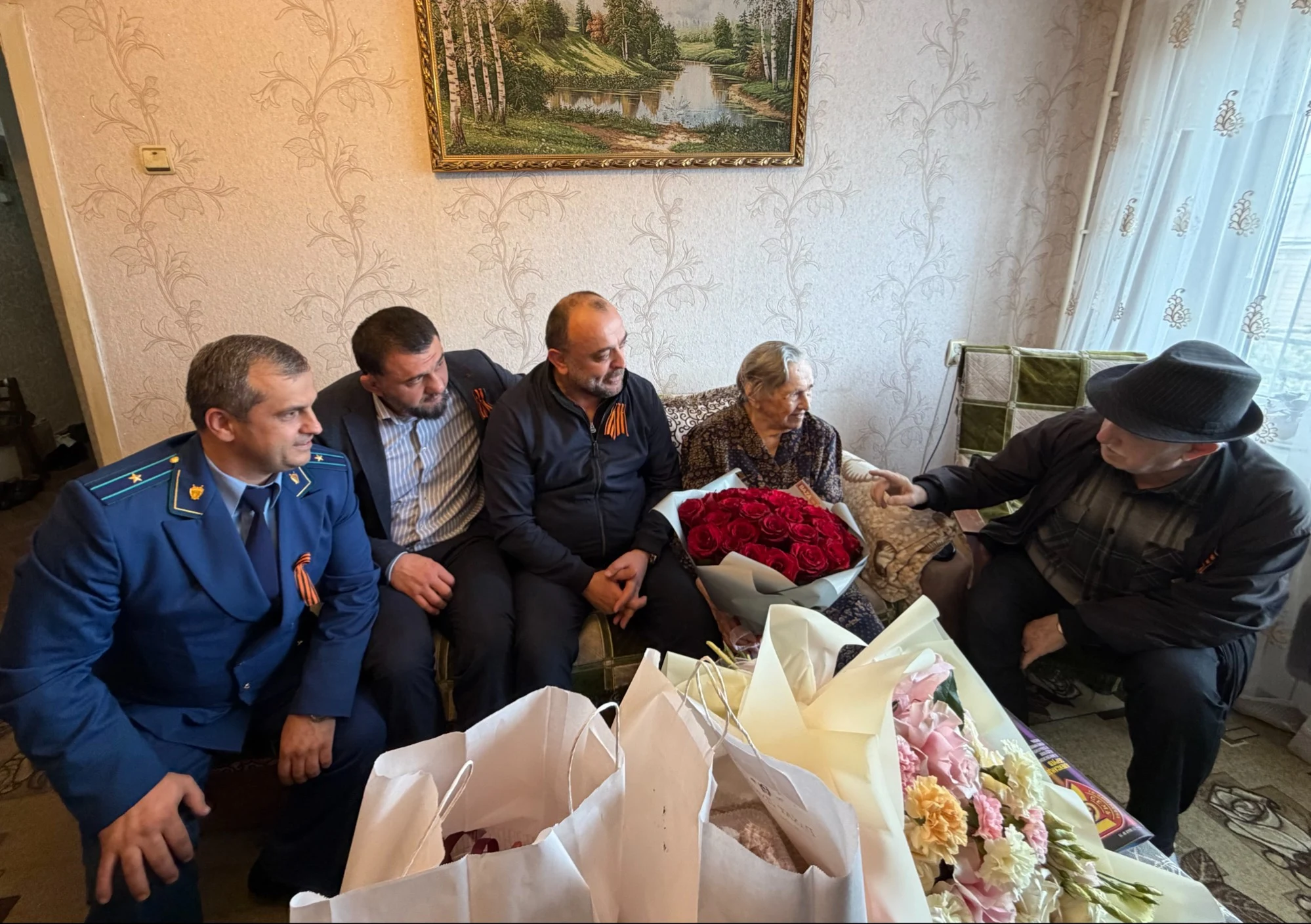Мэр Буйнакска в День Победы навестил блокадницу Елену Сорокину