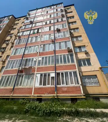 Прокуратура Каспийска контролирует установление обстоятельств падения ребенка из окна жилого дома