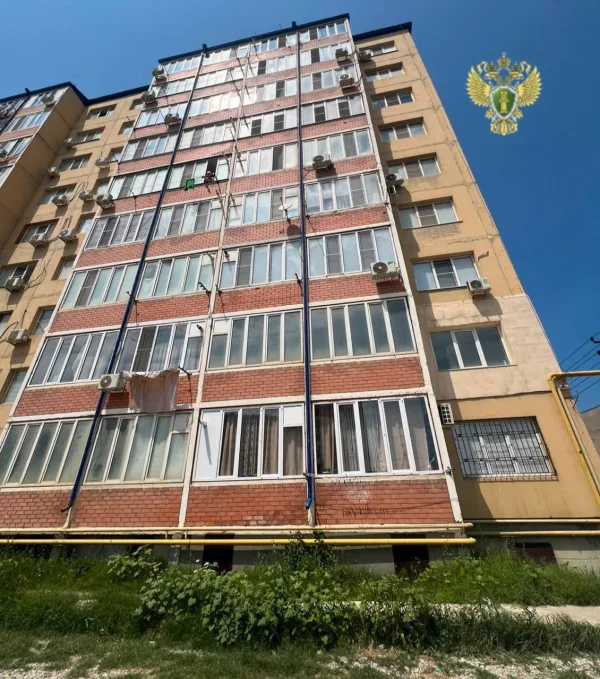 Прокуратура Каспийска контролирует установление обстоятельств падения ребенка из окна жилого дома