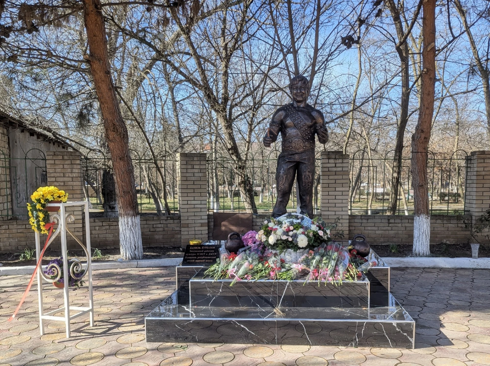 В Дагестанских Огнях открыли памятник заслуженному работнику культуры России и Дагестана Камилю Курбанову