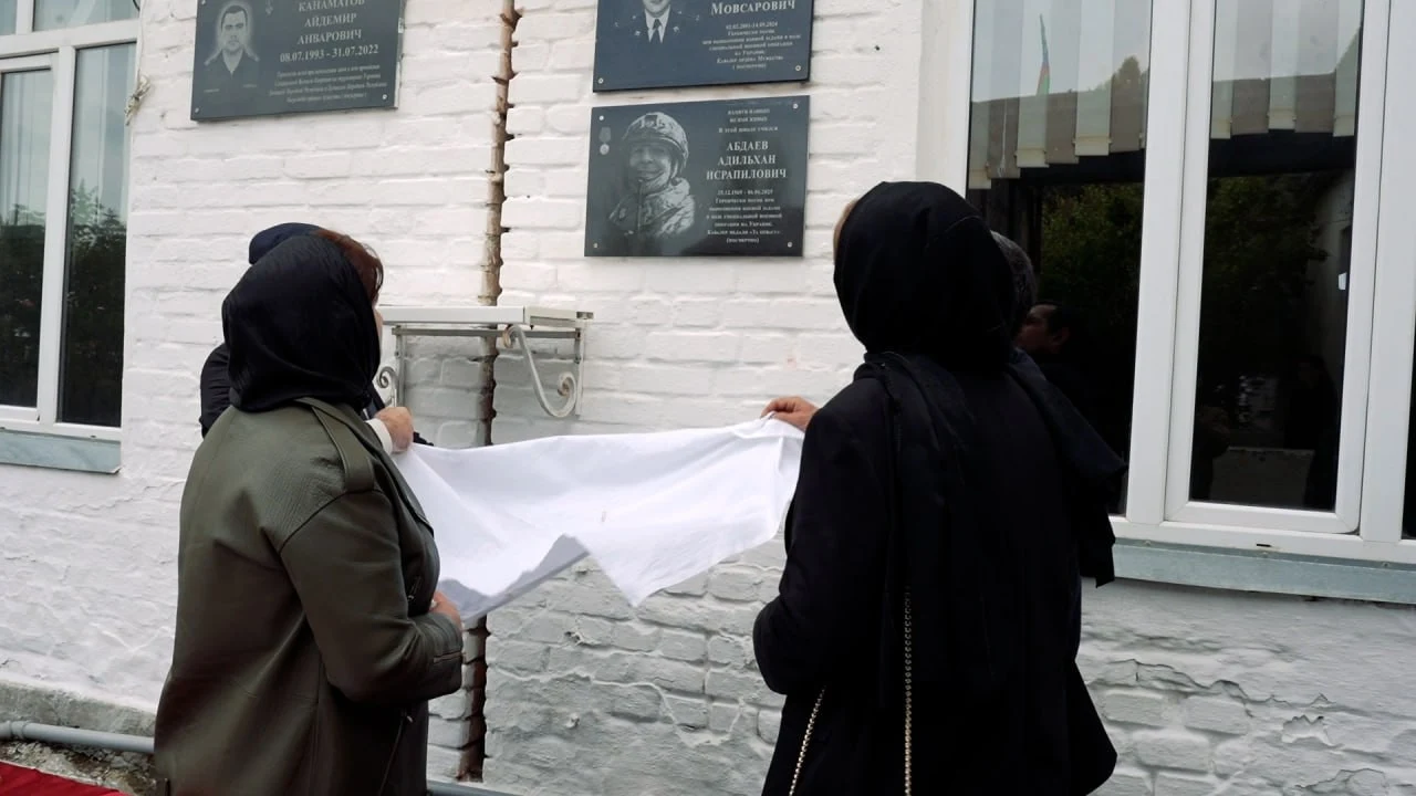 В Хасавюрте открыли мемориальную плиту погибшему участнику СВО Адильхану Абдаеву