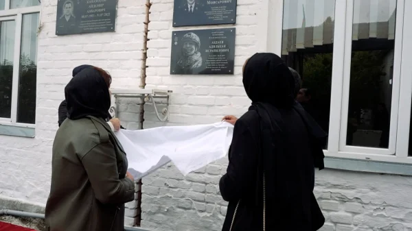 В Хасавюрте открыли мемориальную плиту погибшему участнику СВО Адильхану Абдаеву