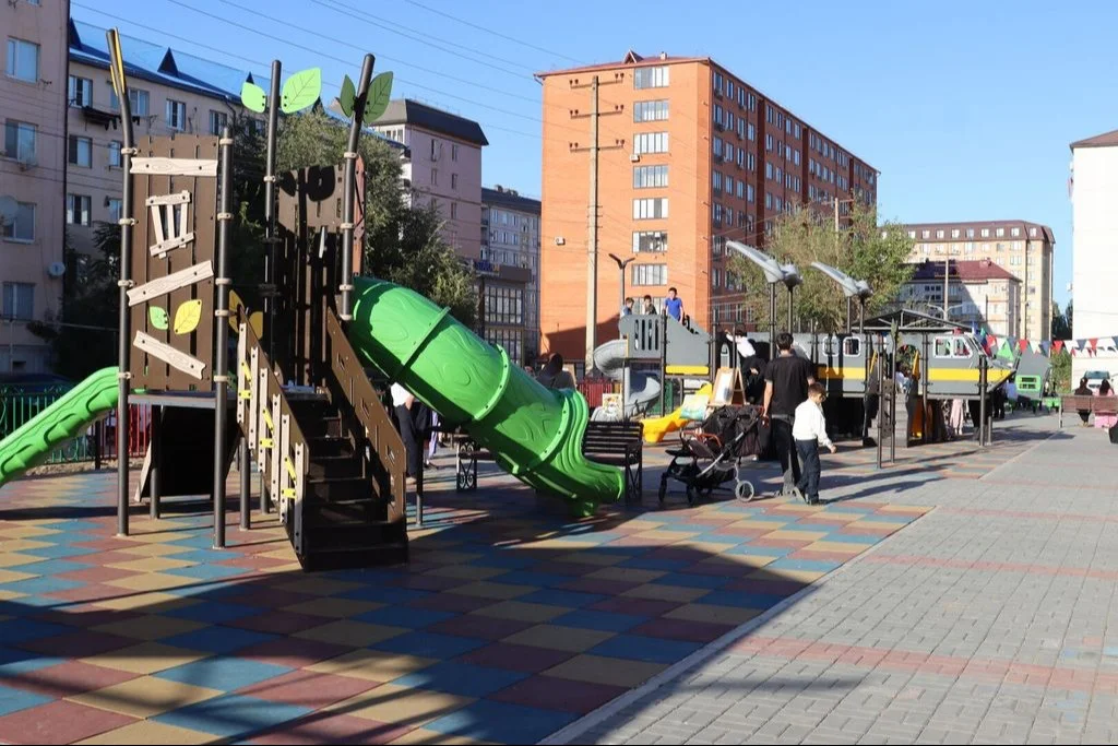 В Избербаше сдана обновленная в рамках федеральной госпрограммы дворовая территория