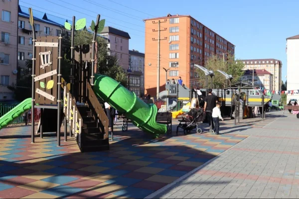 В Избербаше сдана обновленная в рамках федеральной госпрограммы дворовая территория