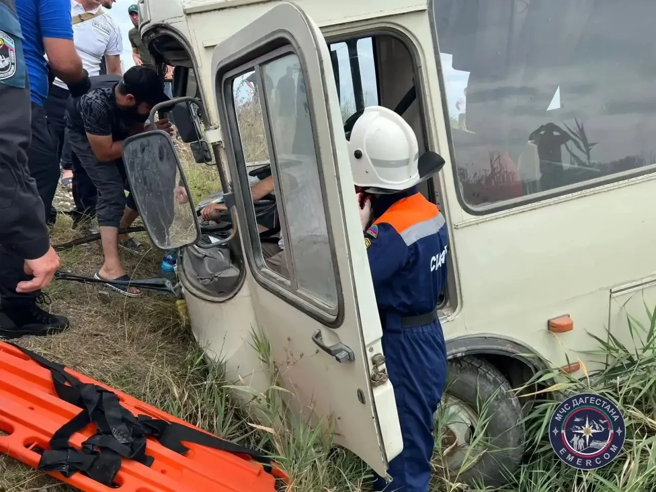 Пассажирский автобус съехал в кювет на федеральной трассе в Дагестане, есть пострадавшие