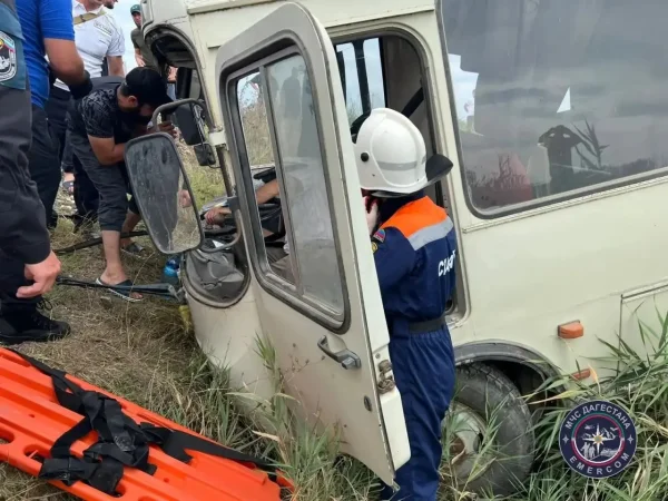 Пассажирский автобус съехал в кювет на федеральной трассе в Дагестане, есть пострадавшие