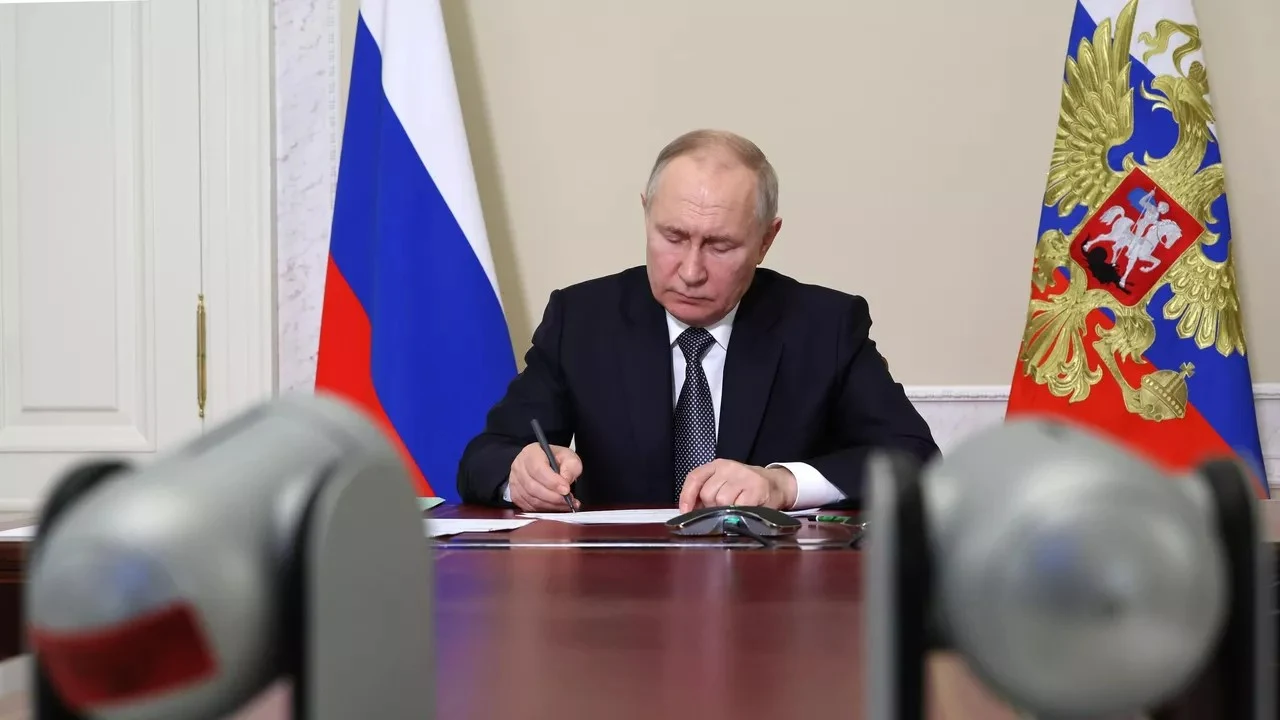 Путин подписал закон о списании долгов участникам СВО, заключившим контракт с мая 2026 года