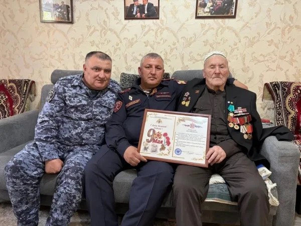 В Каспийске росгвардейцы навестили ветерана Мусу Багаудинова в канун 81-летия Великой Победы